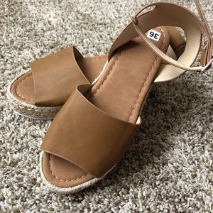Women’s 6M, never worn, cognac platform sandal